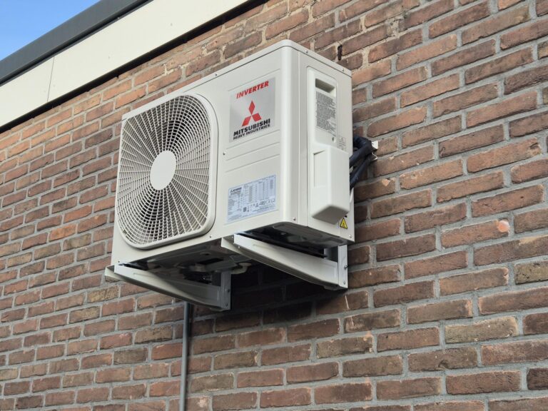 Mitsubishi buitenunit — Gevelmontage