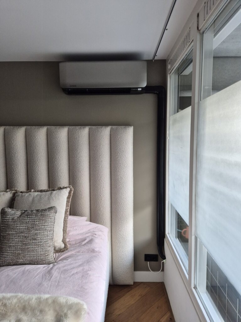 Mitsubishi binnenunit — Slaapkamer met nette leidingafwerking
