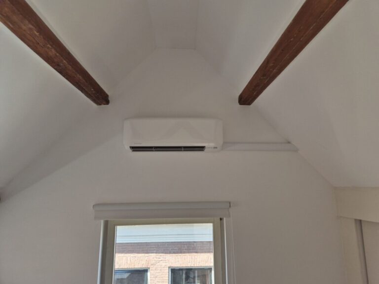Mitsubishi binnenunit — Zolder met balken