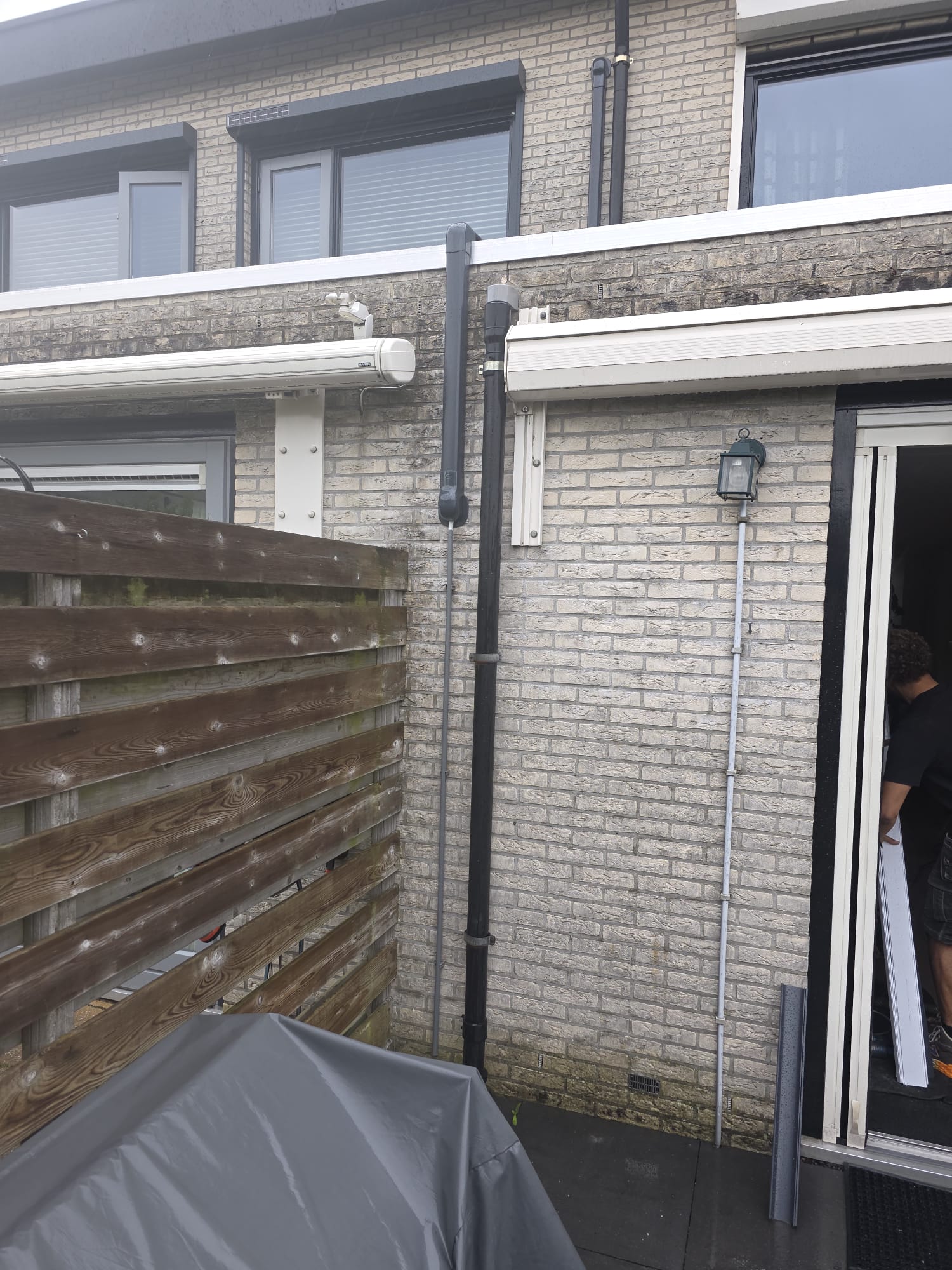 Leidingafwerking langs gevel — Achtertuin
